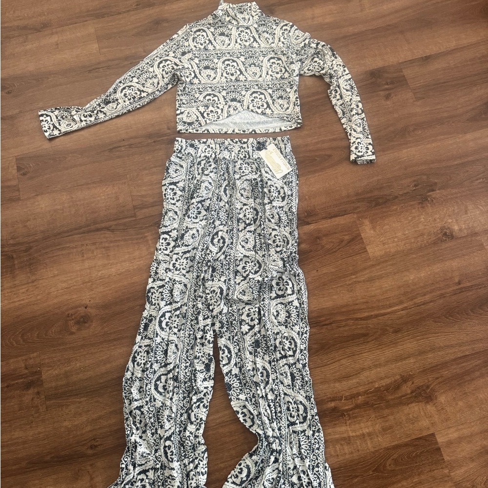 Novella Royale Monochrome Paisley set